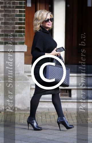 Amsterdam 13 november 2015 
Connie Breukhoven bellend op straat.