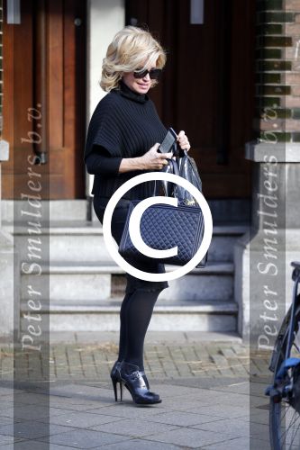 Amsterdam 13 november 2015 
Connie Breukhoven bellend op straat.