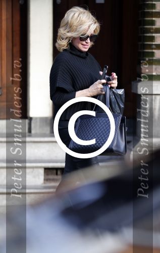 Amsterdam 13 november 2015 
Connie Breukhoven bellend op straat.