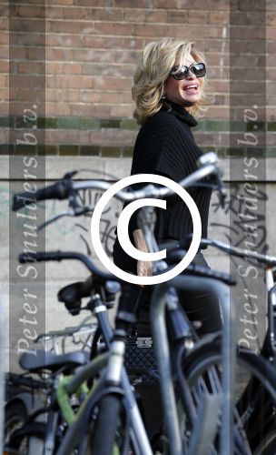Amsterdam 13 november 2015 
Connie Breukhoven bellend op straat.