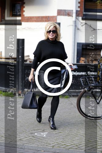 Amsterdam 13 november 2015 
Connie Breukhoven bellend op straat.