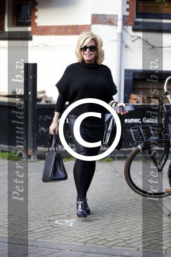 Amsterdam 13 november 2015 
Connie Breukhoven bellend op straat.