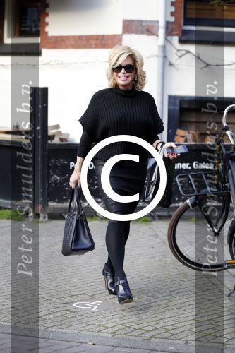 Amsterdam 13 november 2015 
Connie Breukhoven bellend op straat.