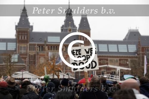 Amsterdam 29 november 2015 Demonstratie voor behoud van de aarde op het museumplein. Dolf Jansen praat het geheel aan elkaar.