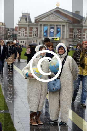 Amsterdam 29 november 2015 Demonstratie voor behoud van de aarde op het museumplein. Dolf Jansen praat het geheel aan elkaar.