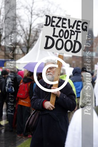 Amsterdam 29 november 2015 Demonstratie voor behoud van de aarde op het museumplein. Dolf Jansen praat het geheel aan elkaar.