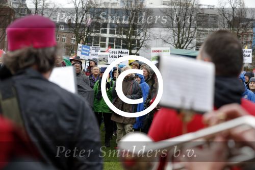Amsterdam 29 november 2015 Demonstratie voor behoud van de aarde op het museumplein. Dolf Jansen praat het geheel aan elkaar.