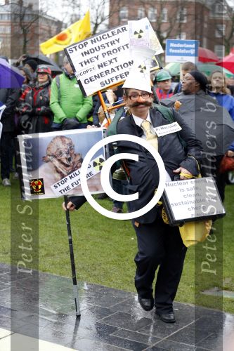 Amsterdam 29 november 2015 Demonstratie voor behoud van de aarde op het museumplein. Dolf Jansen praat het geheel aan elkaar.
