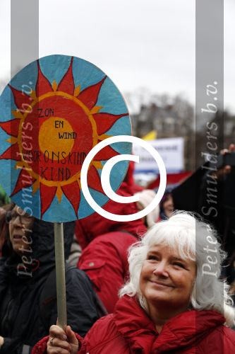 Amsterdam 29 november 2015 Demonstratie voor behoud van de aarde op het museumplein. Dolf Jansen praat het geheel aan elkaar.