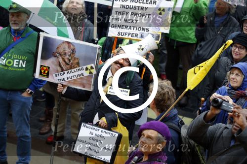 Amsterdam 29 november 2015 Demonstratie voor behoud van de aarde op het museumplein. Dolf Jansen praat het geheel aan elkaar.
