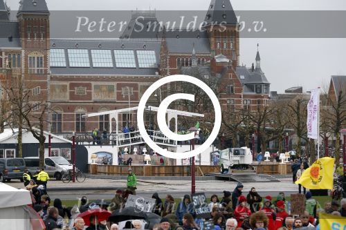 Amsterdam 29 november 2015 Demonstratie voor behoud van de aarde op het museumplein. Dolf Jansen praat het geheel aan elkaar.