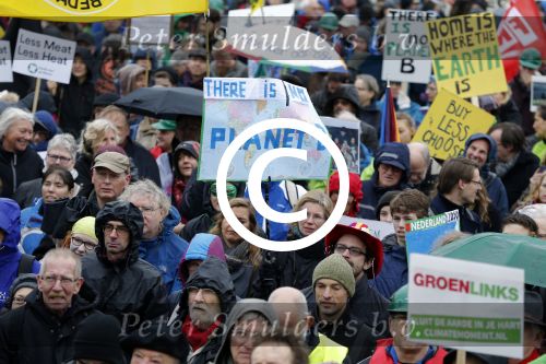 Amsterdam 29 november 2015 Demonstratie voor behoud van de aarde op het museumplein. Dolf Jansen praat het geheel aan elkaar.