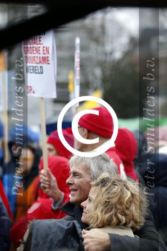 Amsterdam 29 november 2015 Demonstratie voor behoud van de aarde op het museumplein. Dolf Jansen praat het geheel aan elkaar.
