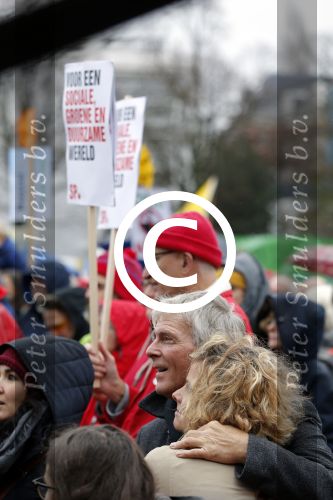 Amsterdam 29 november 2015 Demonstratie voor behoud van de aarde op het museumplein. Dolf Jansen praat het geheel aan elkaar.