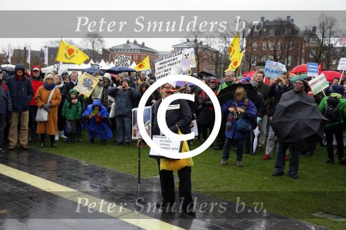 Amsterdam 29 november 2015 Demonstratie voor behoud van de aarde op het museumplein. Dolf Jansen praat het geheel aan elkaar.