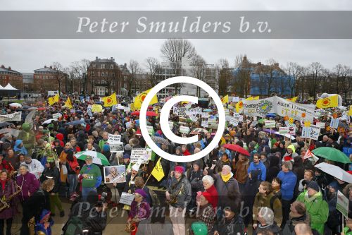 Amsterdam 29 november 2015 Demonstratie voor behoud van de aarde op het museumplein. Dolf Jansen praat het geheel aan elkaar.