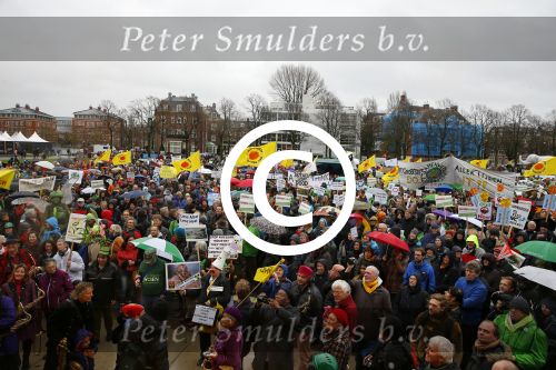 Amsterdam 29 november 2015 Demonstratie voor behoud van de aarde op het museumplein. Dolf Jansen praat het geheel aan elkaar.