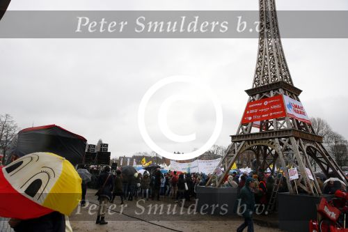 Amsterdam 29 november 2015 Demonstratie voor behoud van de aarde op het museumplein. Dolf Jansen praat het geheel aan elkaar.