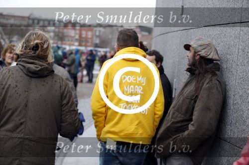 Amsterdam 29 november 2015 Demonstratie voor behoud van de aarde op het museumplein. Dolf Jansen praat het geheel aan elkaar.