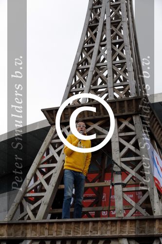 Amsterdam 29 november 2015 Demonstratie voor behoud van de aarde op het museumplein. Dolf Jansen praat het geheel aan elkaar.