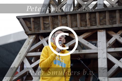 Amsterdam 29 november 2015 Demonstratie voor behoud van de aarde op het museumplein. Dolf Jansen praat het geheel aan elkaar.