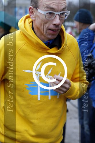 Amsterdam 29 november 2015 Demonstratie voor behoud van de aarde op het museumplein. Dolf Jansen praat het geheel aan elkaar.