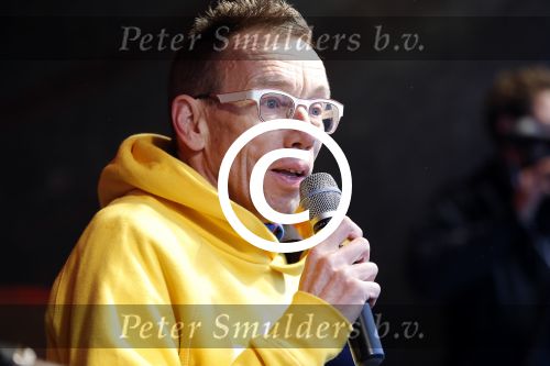 Amsterdam 29 november 2015 Demonstratie voor behoud van de aarde op het museumplein. Dolf Jansen praat het geheel aan elkaar.