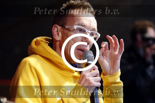 Amsterdam 29 november 2015 Demonstratie voor behoud van de aarde op het museumplein. Dolf Jansen praat het geheel aan elkaar.