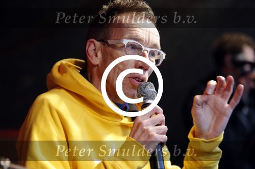 Amsterdam 29 november 2015 Demonstratie voor behoud van de aarde op het museumplein. Dolf Jansen praat het geheel aan elkaar.