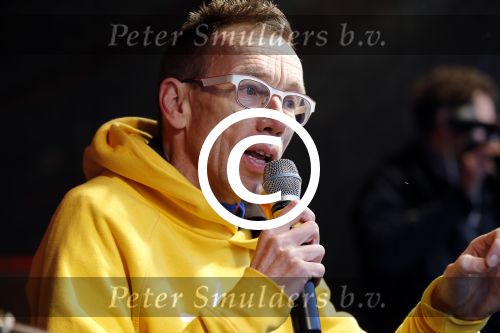 Amsterdam 29 november 2015 Demonstratie voor behoud van de aarde op het museumplein. Dolf Jansen praat het geheel aan elkaar.