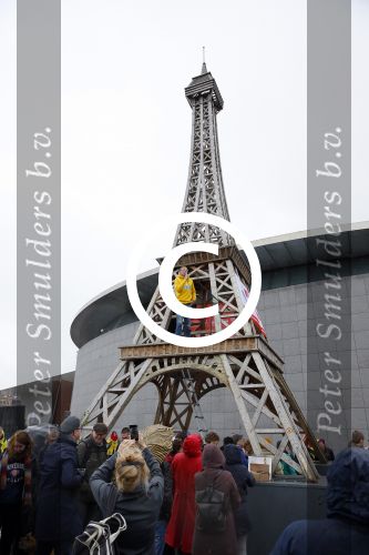 Amsterdam 29 november 2015 Demonstratie voor behoud van de aarde op het museumplein. Dolf Jansen praat het geheel aan elkaar.