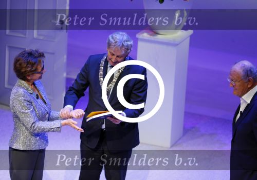 Amsterdam 23 november 2015 
Irene v d Laar stapt uit taxi.5 jaar nieuwe de la mar en 15 jaar de joop en Janine v d Ende foundation. Eberhard v d Laan