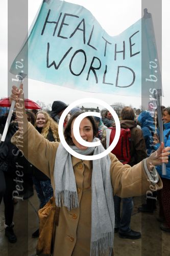 Amsterdam 29 november 2015
 Demonstratie voor behoud van de aarde op het museumplein. Dolf Jansen praat het geheel aan elkaar. Froukje Jansen