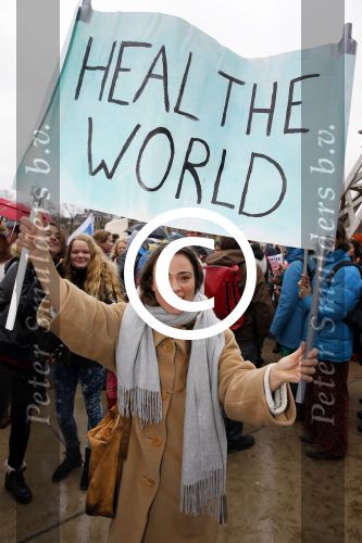Amsterdam 29 november 2015
 Demonstratie voor behoud van de aarde op het museumplein. Dolf Jansen praat het geheel aan elkaar. Froukje Jansen