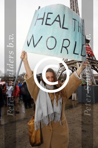 Amsterdam 29 november 2015
 Demonstratie voor behoud van de aarde op het museumplein. Dolf Jansen praat het geheel aan elkaar. Froukje Jansen