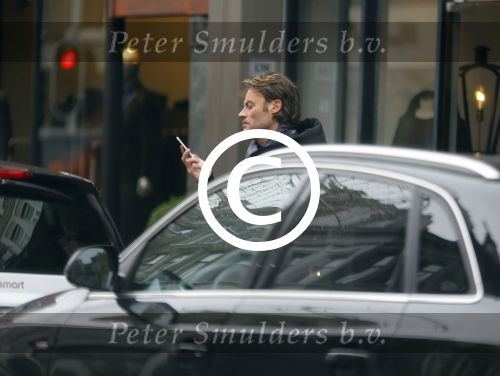 Amsterdam 20 november 2015 
Gigi Ravelli met haar vriend Roger Hodenius aan het winkelen.