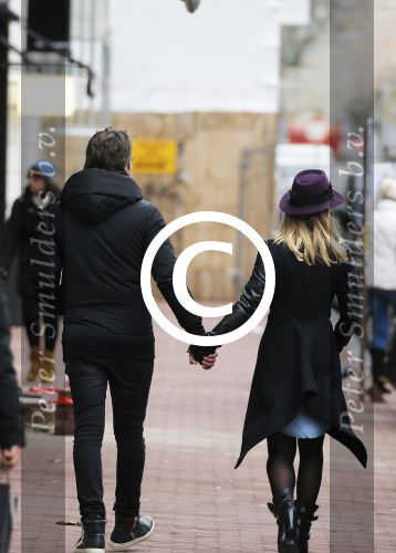 Amsterdam 20 november 2015 
Gigi Ravelli met haar vriend Roger Hodenius aan het winkelen.