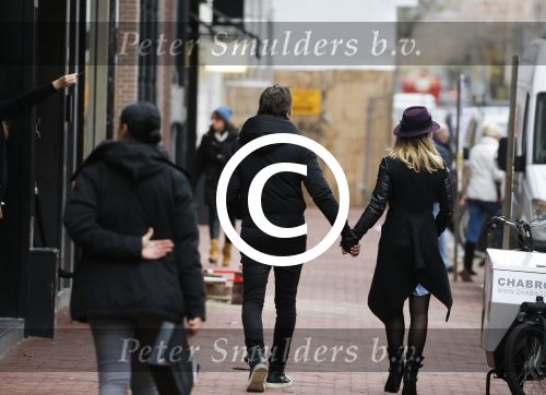 Amsterdam 20 november 2015 
Gigi Ravelli met haar vriend Roger Hodenius aan het winkelen.