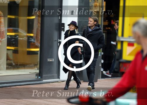 Amsterdam 20 november 2015 
Gigi Ravelli met haar vriend Roger Hodenius aan het winkelen.