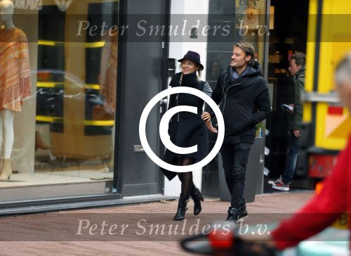 Amsterdam 20 november 2015 
Gigi Ravelli met haar vriend Roger Hodenius aan het winkelen.