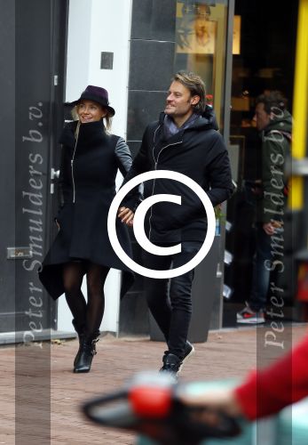 Amsterdam 20 november 2015 
Gigi Ravelli met haar vriend Roger Hodenius aan het winkelen.