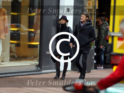 Amsterdam 20 november 2015 
Gigi Ravelli met haar vriend Roger Hodenius aan het winkelen.