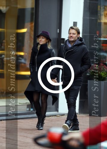 Amsterdam 20 november 2015 
Gigi Ravelli met haar vriend Roger Hodenius aan het winkelen.