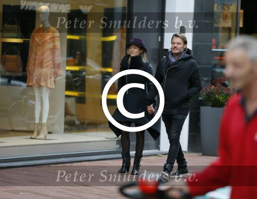 Amsterdam 20 november 2015 
Gigi Ravelli met haar vriend Roger Hodenius aan het winkelen.