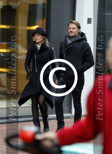 Amsterdam 20 november 2015 
Gigi Ravelli met haar vriend Roger Hodenius aan het winkelen.