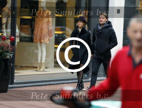 Amsterdam 20 november 2015 
Gigi Ravelli met haar vriend Roger Hodenius aan het winkelen.