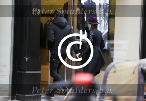 Amsterdam 20 november 2015 
Gigi Ravelli met haar vriend Roger Hodenius aan het winkelen.