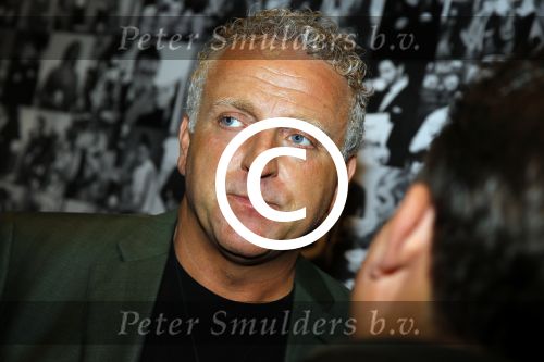 Amsterdam 13 november 2015  
Presentatie kookboek Gordon bij blushing Amsterdam.
John v d Heuvel reikt het uit.