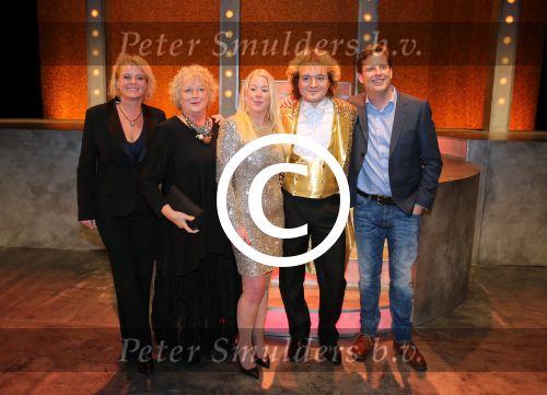 Haarlem 29 november 2015
Premiere Willem Ruis in de schouwburg van Haarlem.
Eva Ruis, Ineke  Mulder (ex Willem Ruis), Suus Ruis en Nicolas Ruis na afloop van de premiere van Willem Ruis, de show . Cast bestaat uit Xander v Vledder Maaike Widdershoven Johnny Kraaykamp en  Rob v d Meeberg .