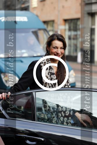 Amsterdam 23 november 2015 
Irene v d Laar stapt uit taxi.